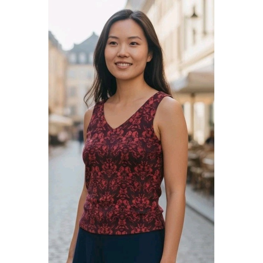 CABI Women's Sleeveless Blouse Sz Small Maroon/red Cameo Print‎ Split Back